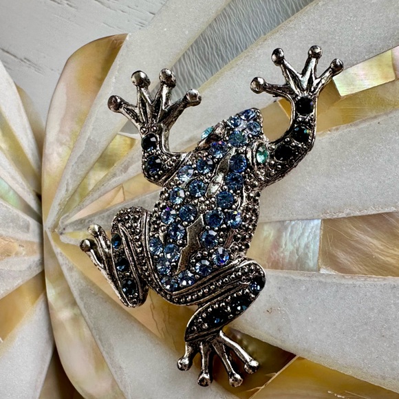 Vintage!! 1928 Silver Tone Blue, Green Rhinestone Frog Brooch Pin - Picture 2 of 5